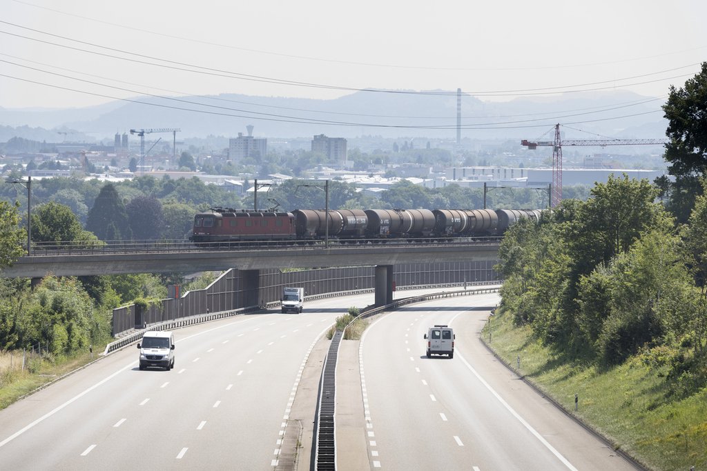 Verglichen mit 2005 sind die Stickoxidemissionen in der Schweiz im Jahr 2017 um mehr als 30 Prozent gesunken. Insgesamt wurden – unter anderem im Strassenverkehr – hierzulande rund 63’000 Tonnen ausgestossen.  Das zeigt das aktuelle Luftschadstoffinventar. (Foto: Keystone-SDA)