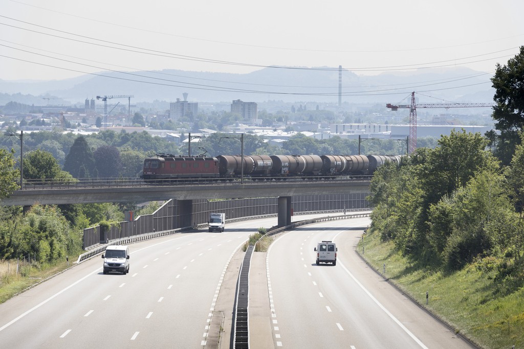 Verglichen mit 2005 sind die Stickoxidemissionen in der Schweiz im Jahr 2017 um mehr als 30 Prozent gesunken. Insgesamt wurden – unter anderem im Strassenverkehr – hierzulande rund 63’000 Tonnen ausgestossen.  Das zeigt das aktuelle Luftschadstoffinventar. (Foto: Keystone-SDA)