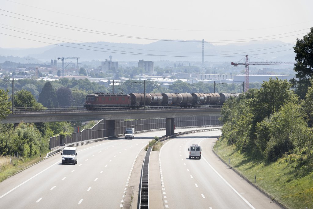 Verglichen mit 2005 sind die Stickoxidemissionen in der Schweiz im Jahr 2017 um mehr als 30 Prozent gesunken. Insgesamt wurden – unter anderem im Strassenverkehr – hierzulande rund 63’000 Tonnen ausgestossen.  Das zeigt das aktuelle Luftschadstoffinventar. (Foto: Keystone-SDA)