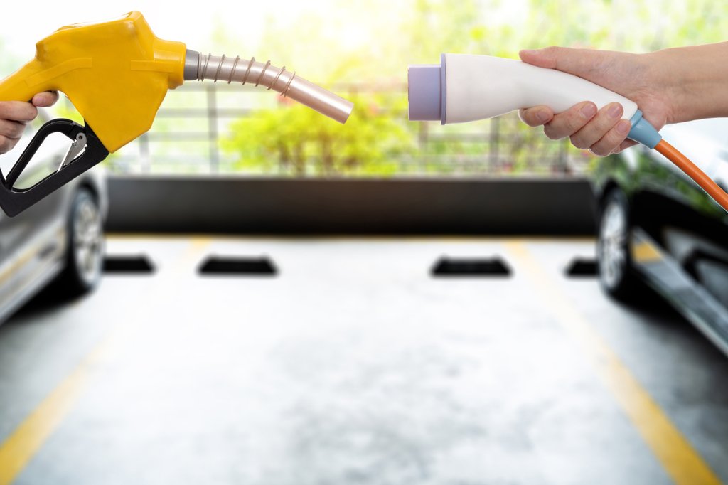 Verbrenner oder Elektroauto? Aus Sicht des Klimaschutzes würde der Entscheid in der grossen Mehrheit der Fälle zugunsten des Elektroautos ausfallen. (Foto: iStock / baona)