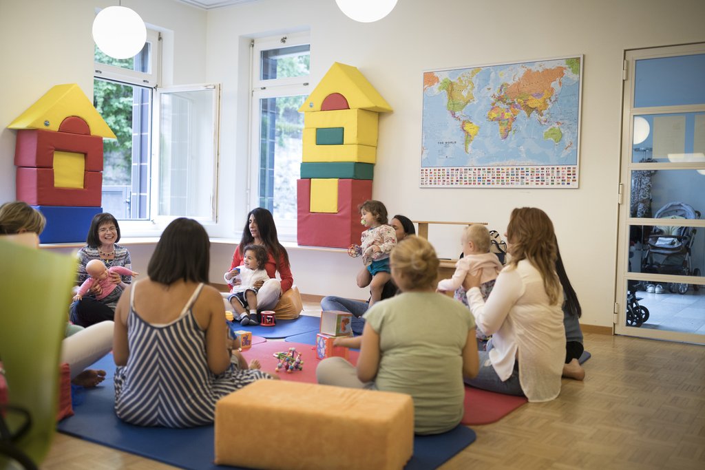 Ob Krabbelgruppe, Sprachkurse oder Kleiderbörse: Familienzentren bieten Begegnungen und Unterstützung verschiedenster Art. (Foto: Keystone / Gaëtan Bally)