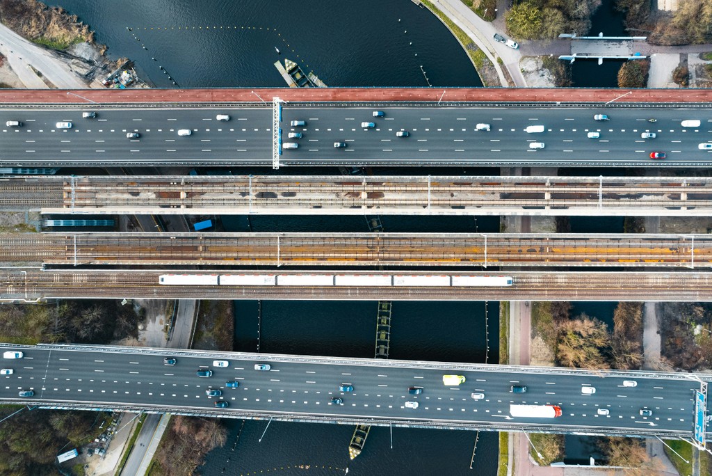 Congestion, accidents, or emissions: Transport generates different external costs depending on the mode of transport.(Photo: Lennart Schulz / Unsplash)