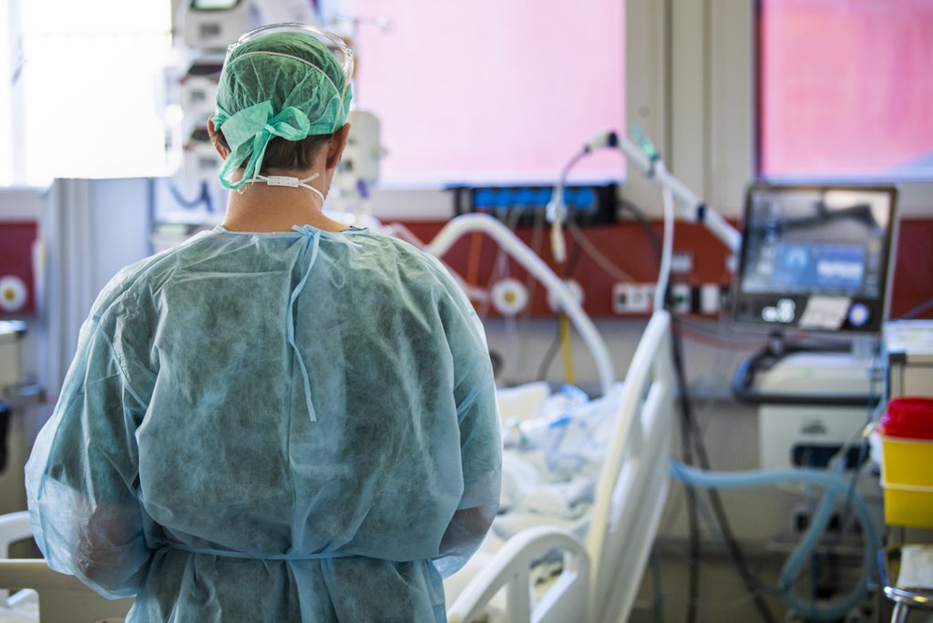 Intensivstation im Spital Sitten: Die Kantone haben 2020 und 2021 pandemiebedingte direkte Gesundheitskosten in der Höhe von rund 1 bis 1.5 Milliarden Franken getragen – im Jahr 2020 sind am meisten Kosten in den Spitälern entstanden. (Foto: Keystone-SDA / Jean-Christophe Bott)