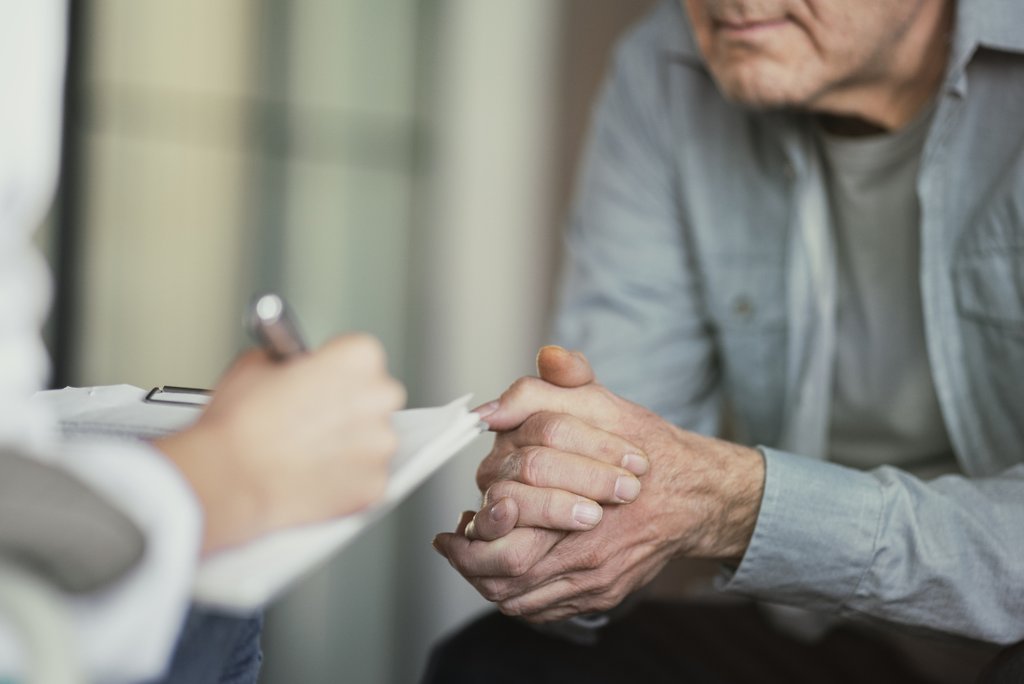 Vulnerable ältere Menschen und deren Angehörige sind oft überfordert mit dem komplexen Gesundheits- und Sozialsystem. Das integrierte Altersvorsorgenetzwerk CareNet+ will durch gezielte und rechtzeitige Unterstützung hier unterstützen. INFRAS und Careum haben untersucht, wie sich das Angebot auf die Gesundheit der Klient:innen und auf die Kosten ausgewirkt hat.