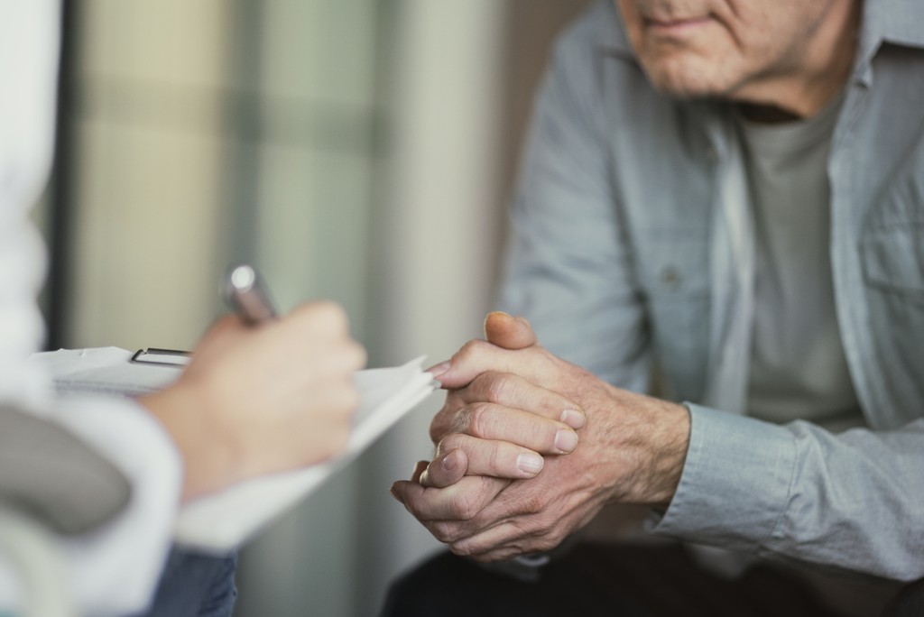 Vulnerable ältere Menschen und deren Angehörige sind oft überfordert mit dem komplexen Gesundheits- und Sozialsystem. Das integrierte Altersvorsorgenetzwerk CareNet+ will durch gezielte und rechtzeitige Unterstützung hier unterstützen. INFRAS und Careum haben untersucht, wie sich das Angebot auf die Gesundheit der Klient:innen und auf die Kosten ausgewirkt hat.