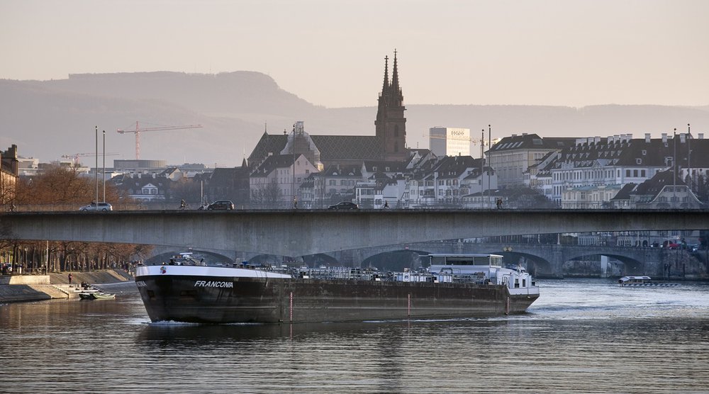 Wenn ein Güterschiff auf dem Rhein unterwegs ist – wie hier in Basel – können neben den reinen Betriebskosten auch Kosten für die Nutzung von Häfen, privaten Anlegestellen oder Schleusen anfallen. (Foto: Keystone)