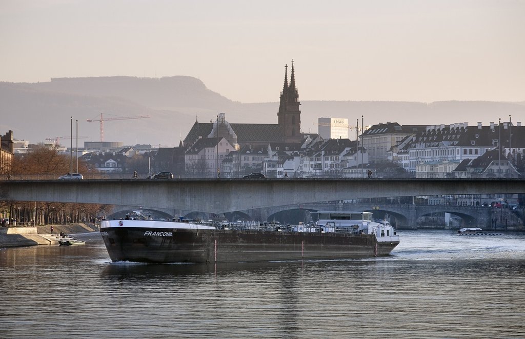 Wenn ein Güterschiff auf dem Rhein unterwegs ist – wie hier in Basel – können neben den reinen Betriebskosten auch Kosten für die Nutzung von Häfen, privaten Anlegestellen oder Schleusen anfallen. (Foto: Keystone)