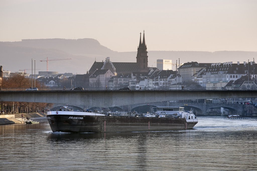 Wenn ein Güterschiff auf dem Rhein unterwegs ist – wie hier in Basel – können neben den reinen Betriebskosten auch Kosten für die Nutzung von Häfen, privaten Anlegestellen oder Schleusen anfallen. (Foto: Keystone)