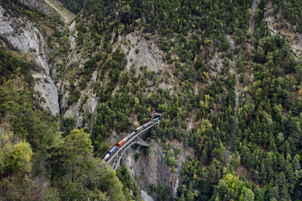 Güter auf der Schiene auf der Lötschberg-Südrampe: In der Schweiz ist die Verlagerungspolitik in den Zahlen sichtbar. (Foto: Keystone / Laif / Berthold Steinhilber)