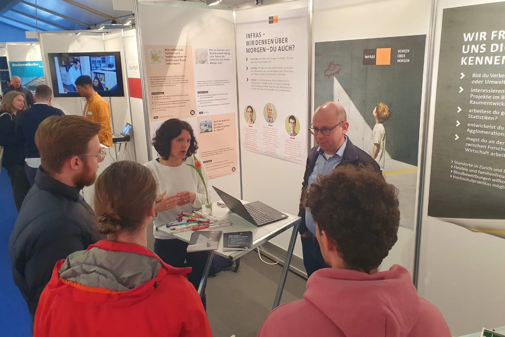 Ursina Walther und Oliver Frei vom INFRAS-Verkehrsteam im Gespräch mit Studierenden am KTH.
