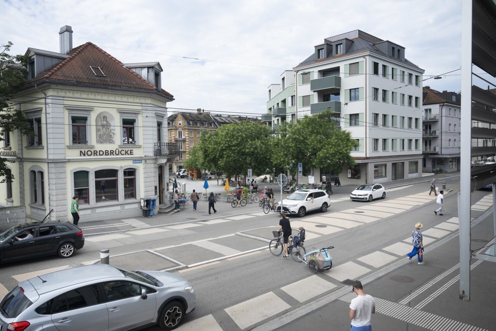 Raum ist begrenzt – darum stellt sich für die Planung und die Politik die Frage, wer im Verkehr wieviel Flächen wie effizient benutzt. (Foto: Keystone-SDA)