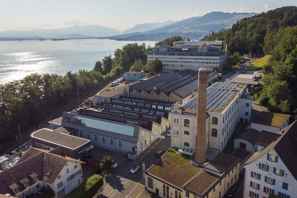 Die THG-Emissionen in der Schweiz sinken insbesondere dank energieeffizienten Gebäuden. Das historische Tuwag-Areal in Wädenswil hat Photovoltaik-Anlagen auf dem Dach. Geheizt wird nicht mehr mit Öl und Gas, sondern mit einer Holzschnitzelheizung. (Keystone-SDA)