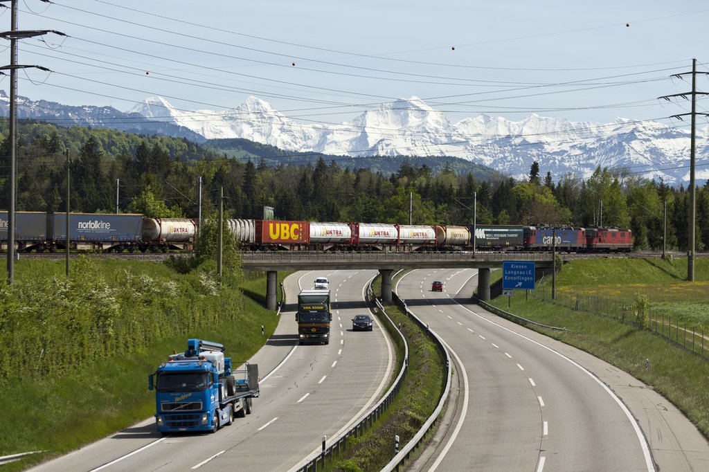 Bahn statt Lkw: Werden die geplanten Infrastrukturmassnahmen umgesetzt ist das Verlagerungsziel von maximal 650’00 Lastwagenfahrten im alpenquerenden Güterverkehr erreichbar. (Foto: Keystone-SDA)