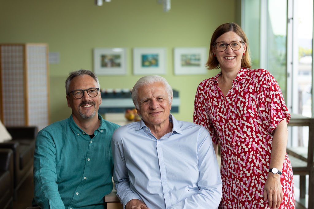 Neue Geschäftsleitungsmitglieder: Susanne Stern und Martin Peter (links) übernehmen ab 1. Juli 2022 die Nachfolge von Rolf Iten (Mitte), der nach über 30 Jahren bei INFRAS in Pension geht (Fo-to: Christin Necker).