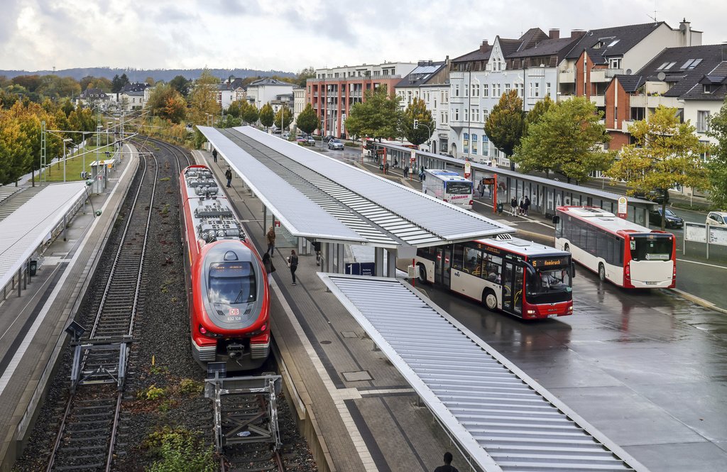 Eine hohe Integration von Reise- und Verkehrsdaten begünstigt das Zusammenspiel von zum Beispiel Bahn und Bus. (Foto: Keystone-SDA / Mauritius Images, Rupert Oberhauser)