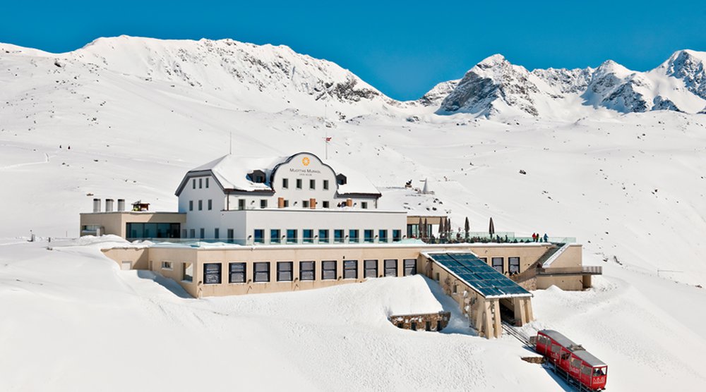 Im Gebäudebestand liegt Potenzial, von dem nicht nur die Wirtschaftszentren des Kantons profitieren (Foto: Aussenansicht Muottas Muragl, Gian Andri Giovanoli, Engadin St. Moritz Mountains AG).