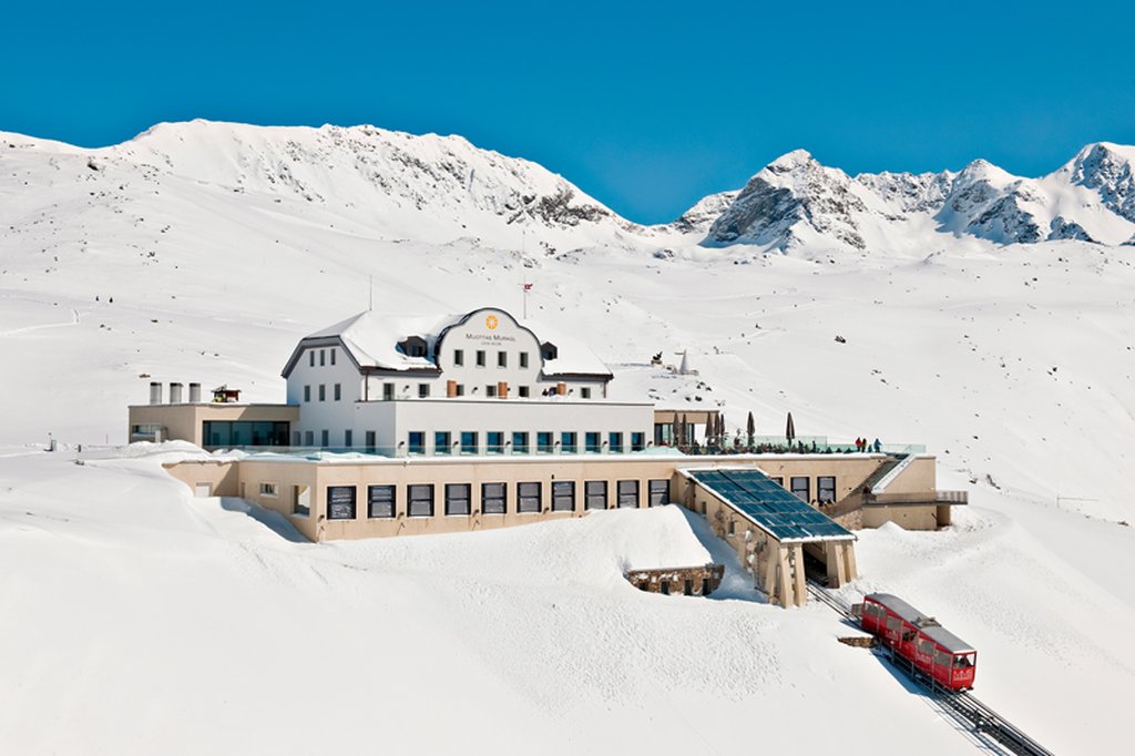 Im Gebäudebestand liegt Potenzial, von dem nicht nur die Wirtschaftszentren des Kantons profitieren (Foto: Aussenansicht Muottas Muragl, Gian Andri Giovanoli, Engadin St. Moritz Mountains AG).