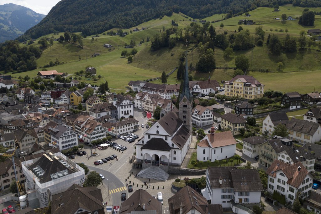 Blick auf den Kantonshauptort Stans, eingerüstet die Nidwaldner Staatskanzlei. (Foto: iStock / aerialcamturkey)
