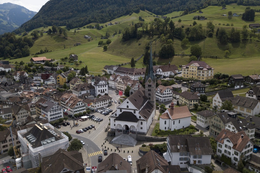 Blick auf den Kantonshauptort Stans, eingerüstet die Nidwaldner Staatskanzlei. (Foto: iStock / aerialcamturkey)