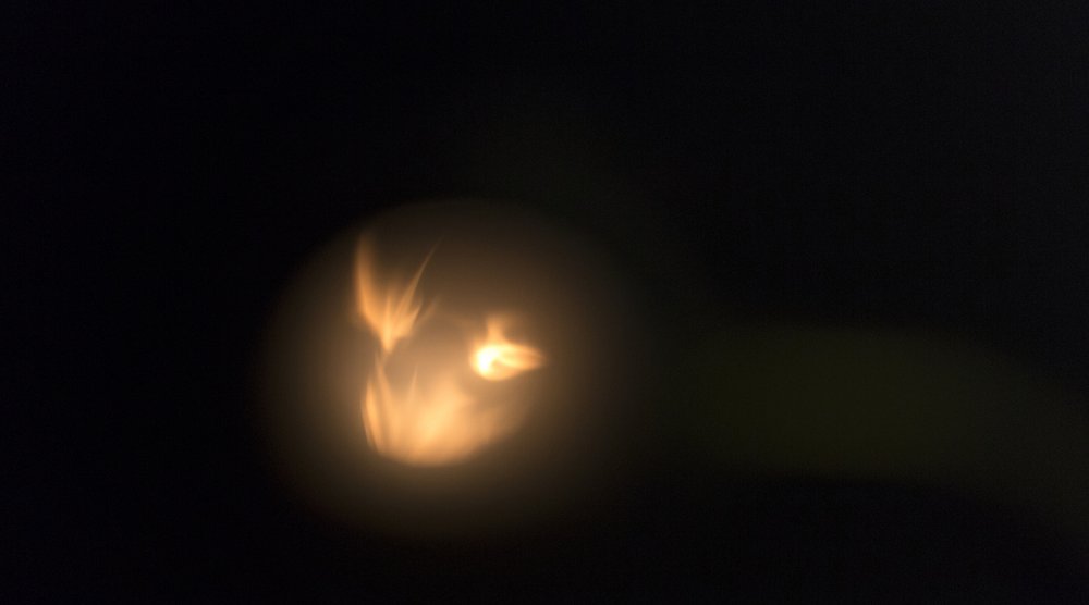 Eigentümerschaften, Regionen, Branchen und Unternehmen, die Gesamtwirtschaft und der kantonale Vollzug: Was hätte das Öl- und Gasheizungsverbot für sie bedeutet? (Im Bild: Flamme eines Heizölbrenners durch das Kontrollfenster der Heizung; Keystone)