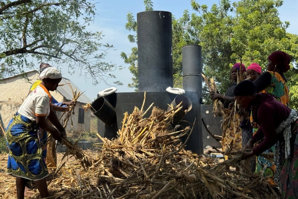 Biochar-Projekt in Ghana: Aus Ernteabfälle entsteht Pflanzenkohle, die den Boden fruchtbarer macht. (Foto: atmosfair)
