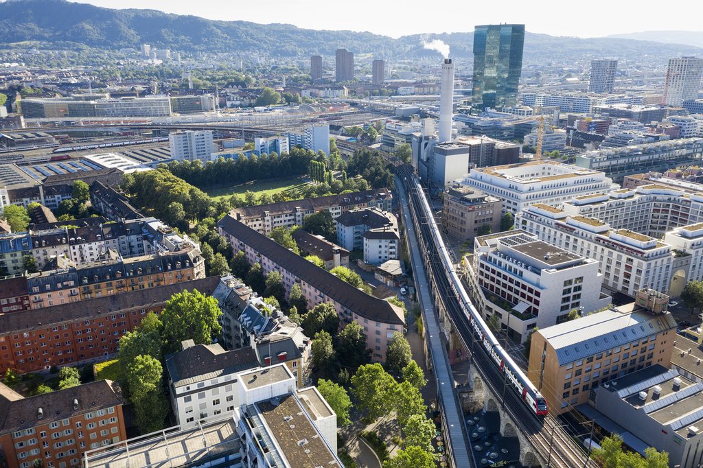 Für eine nachhaltige Siedlungsentwicklung sollte bereits die strategische Planung Netto-Null Aspekte berücksichtigen – sei es z.B. in der Mobilität oder in der Flächenbegrünung. (Foto: Keystone-SDA)