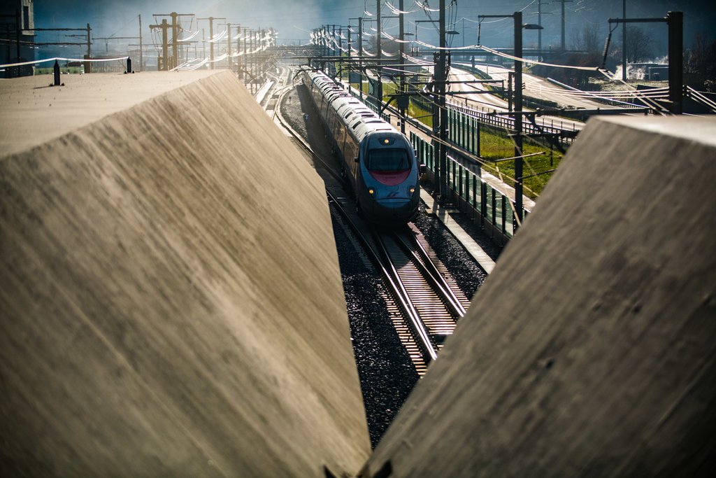 Mit dem Zug durch den Gotthard: Der neue Gotthard-Basistunnel beeinflusst nicht nur den Verkehr und die Umwelt, sondern auch Bevölkerungsentwicklung, Raumstruktur und Tourismus. (Foto: Keystone-SDA)