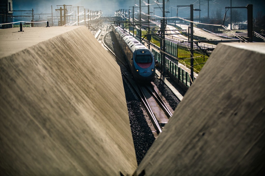 Mit dem Zug durch den Gotthard: Der neue Gotthard-Basistunnel beeinflusst nicht nur den Verkehr und die Umwelt, sondern auch Bevölkerungsentwicklung, Raumstruktur und Tourismus. (Foto: Keystone-SDA)