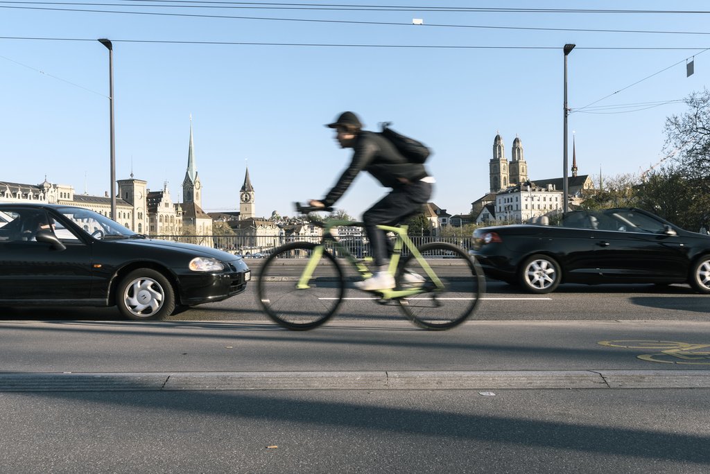 Cyclistes ou automobilistes : les projets de mobilité que nous avons analysés portaient sur différents groupes cibles. (Photo : Keystone-SDA)