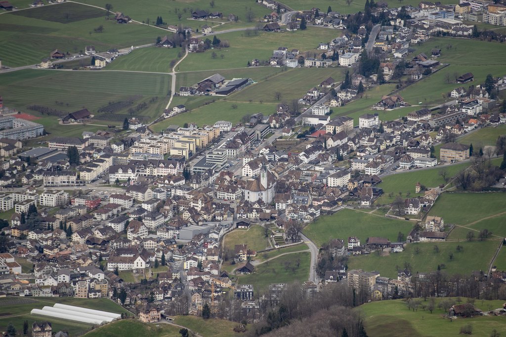 Die Siedlungsentwicklung auf Bevölkerungswachstum, Arbeitsplatzattraktivität und Verkehr abzustimmen, ist eine zentrale Herausforderung in der Richtplanung. (Foto: Keystone-SDA).