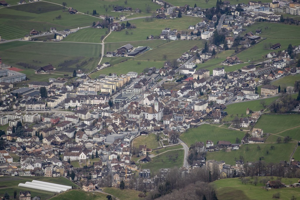 Die Siedlungsentwicklung auf Bevölkerungswachstum, Arbeitsplatzattraktivität und Verkehr abzustimmen, ist eine zentrale Herausforderung in der Richtplanung. (Foto: Keystone-SDA).