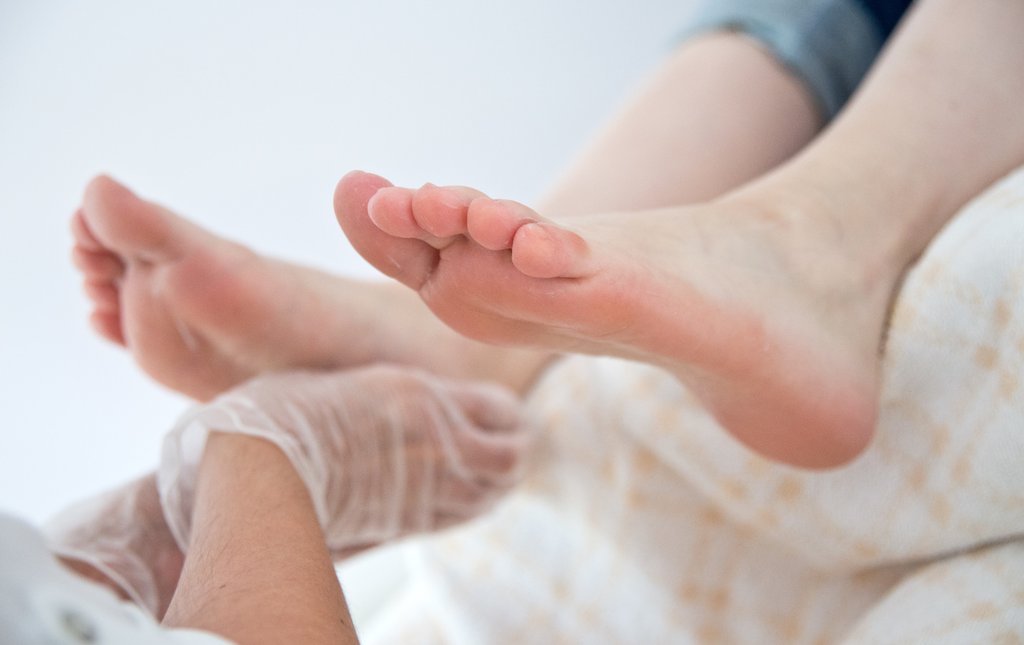 Viele Diabetikerinnen und Diabetiker sind auf medizinische Fusspflege angewiesen. (Foto: Keystone-SDA)