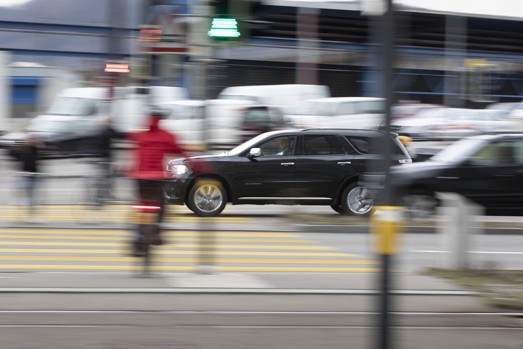 Schwerere Fahrzeuge, weniger Personen im Auto: Auch solche Faktoren tragen dazu bei, dass die Tendenz bei den Treibhausgasemissionen nach oben zeigt. (Foto: Keystone)