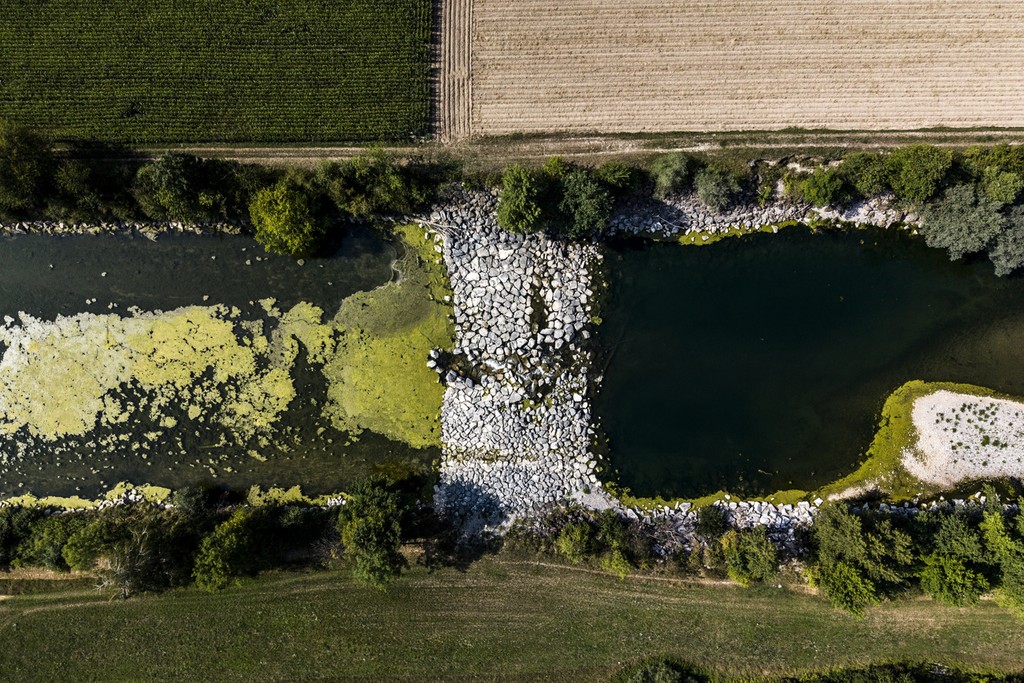 Algen auf der Thur im trockenen Sommer 2026: Die 71 Massnahmen des Massnahmenplans setzen die Ziele der Thurgauer Klimastrategie um – Klimaschutz vorantreiben und Risiken minimieren, die sich durch den Klimawandel ergeben. (Foto: Keystone / Claudio Thoma)
