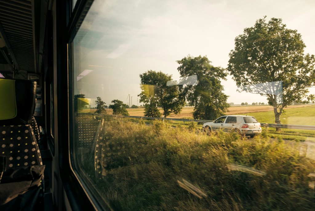 For long-distance travel, rail has the lowest environmental value factor per passenger kilometer, while diesel cars have the highest. (Photo: Alexander Bagno / Unsplash)