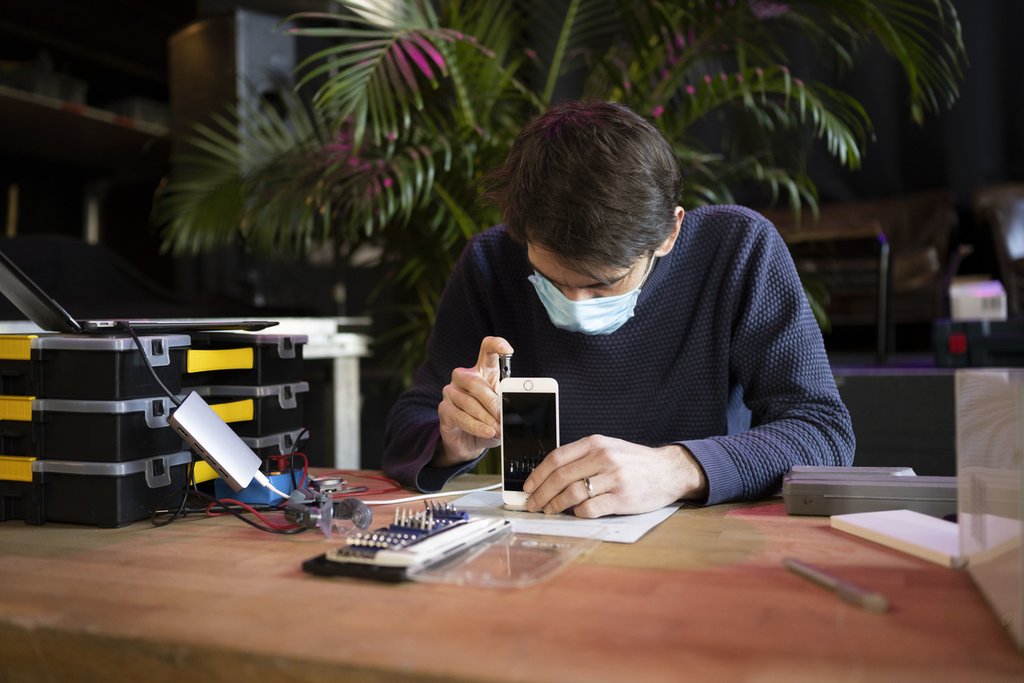Das Smartphone reparieren statt wegwerfen: Auch so kann man das Klima schützen (Foto: Keystone-SDA).