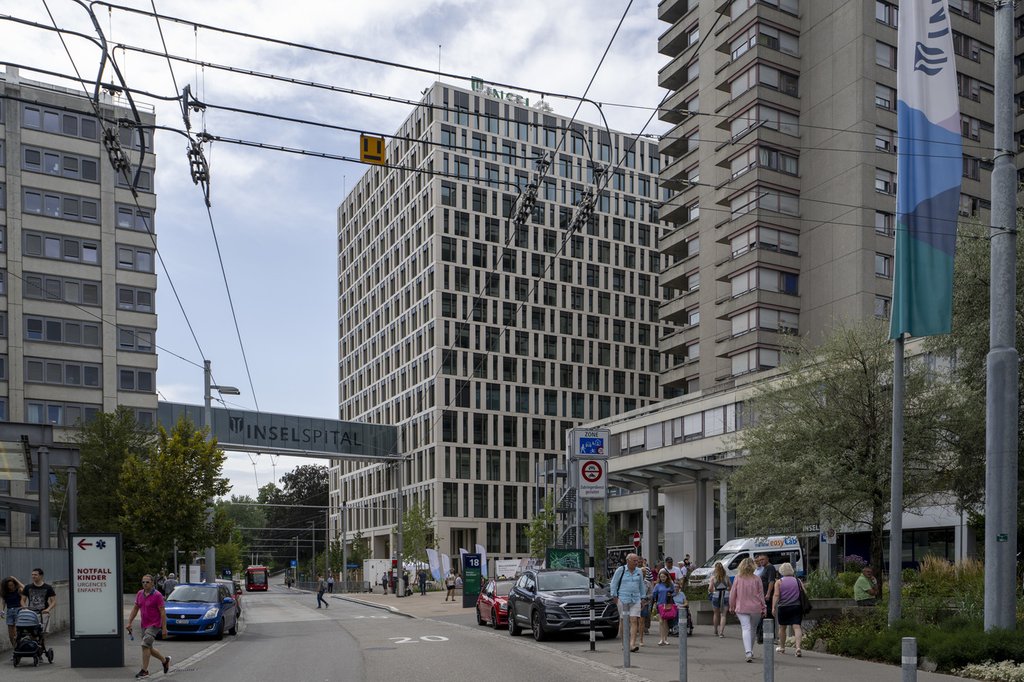 Der Weg zum Inselspital führt über eine erweiterte Bus-Anbindung: Schienengebundene Varianten wurden bereits in einer früheren Studie zurückgestellt. (Foto: Keystone-SDA / Marcel Bieri)