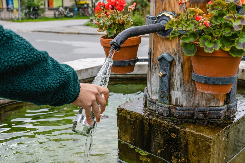 Trinkwasser wird in der Schweiz zu rund 80% aus Grundwasser gewonnen. Der verstärkte Schutz des Grundwassers, wie es die Motion 20.3625 fordert, ist daher von besonderer Bedeutung. (Foto: iStock/SolStock)