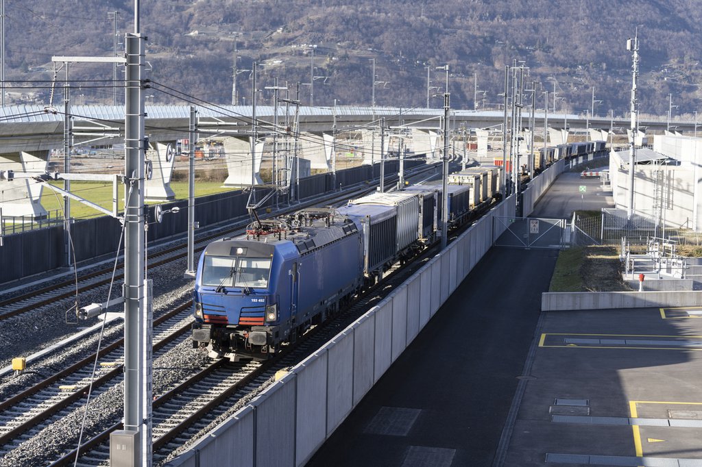 Die Verlagerung des Nord-Süd-Verkehrs von der Strasse auf die Schiene ist unter anderem dank der NEAT eine Erfolgsgeschichte. (Foto: Keystone)