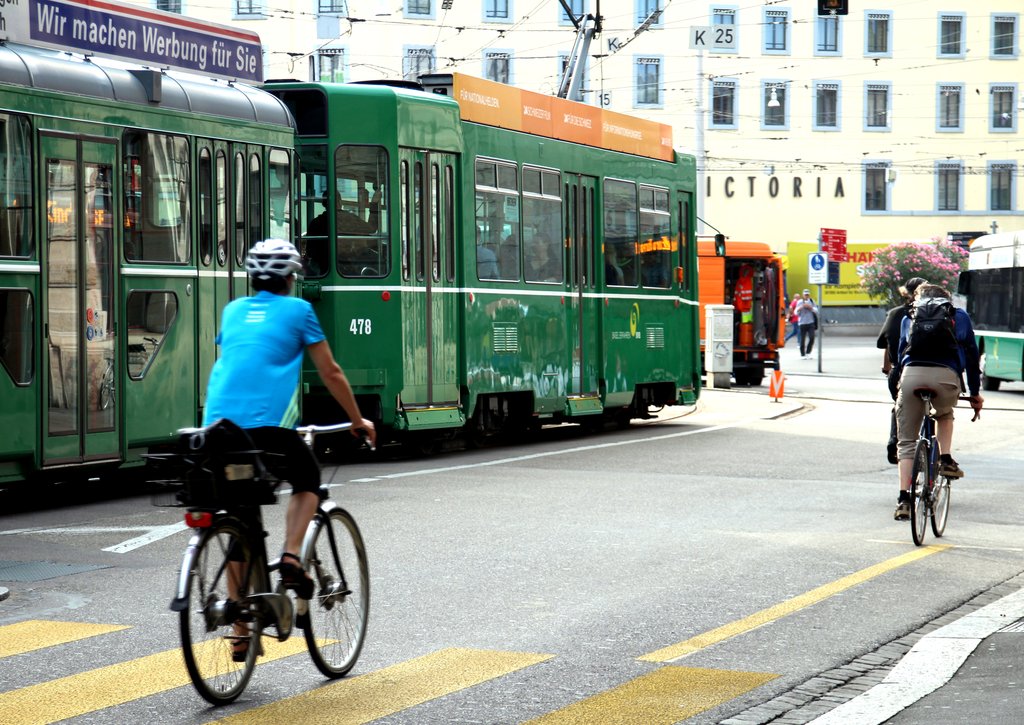 By implementing new tram routes, important urban workplace areas and residential districts shall be even better integrated in the public transport network of Basle. (Photo: Keystone)