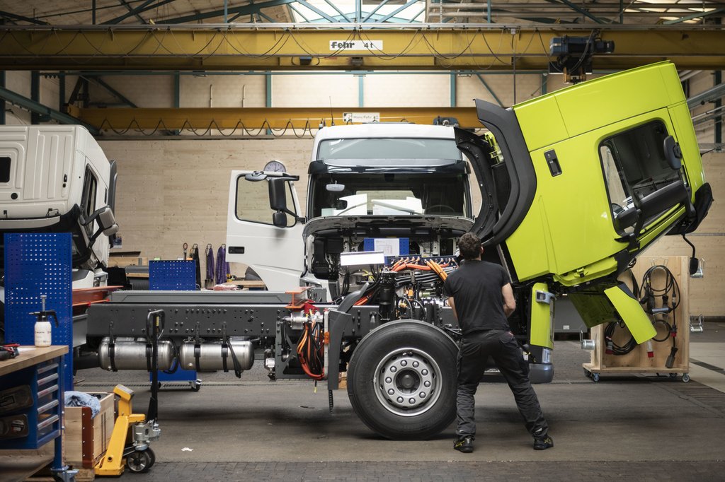 Komplexe Flottenumstellung: Bei E-Schwerlastfahrzeugen müssen Reichweite, Ladekapazität und Ladezeit zum spezifischen Anwendungsfall passen – Blick in die Produktions- und Montagehalle von Projektpartner Designwerk Technologies. (Foto: Keystone-SDA)