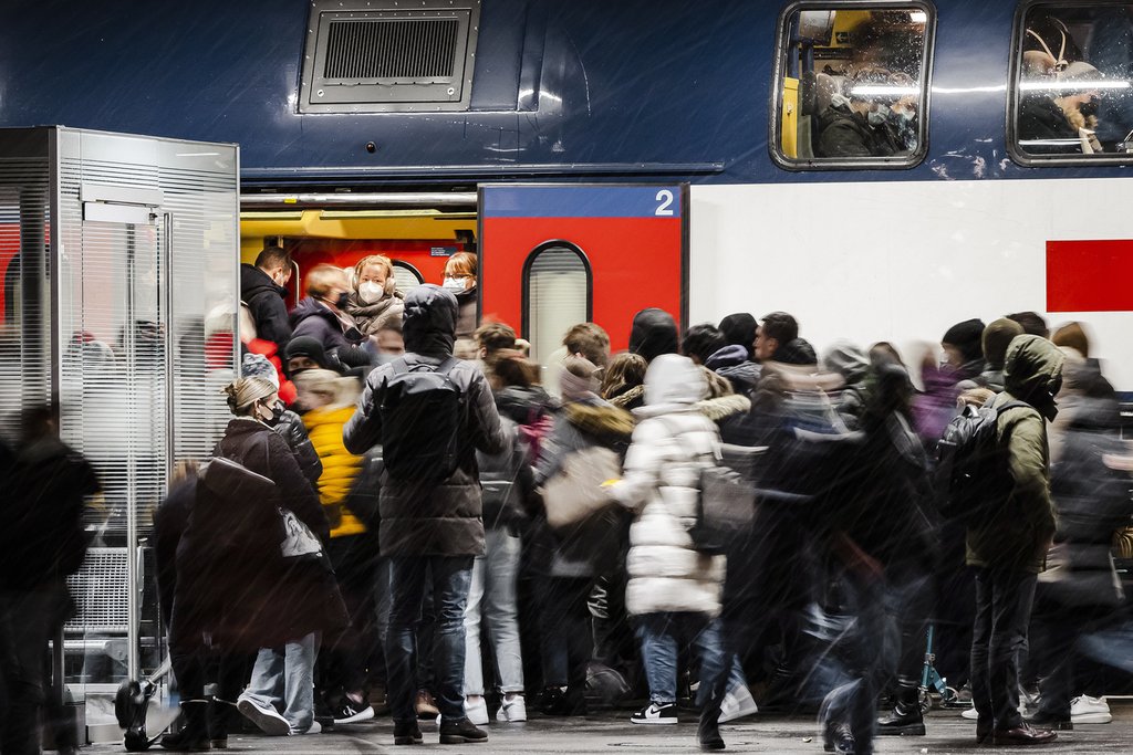 Die Corona-Pandemie hat die Gesellschaft und auch das Reisen und die Arbeit im öffentlichen Verkehr geprägt – die volkwirtschaftliche Bedeutung des ÖV blieb aber hoch. (Foto: Keystone-SDA / Michael Buholzer)