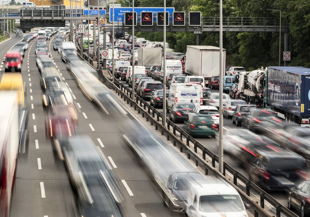 Das HBEFA gibt Auskunft darüber, wie viele Gramm Schadstoff pro Kilometer Strassenfahrzeuge ausstossen, wie zum Beispiel hier im Berliner Stossverkehr. (Foto: Keystone/LAIF/Paul Langrock/Zenit)