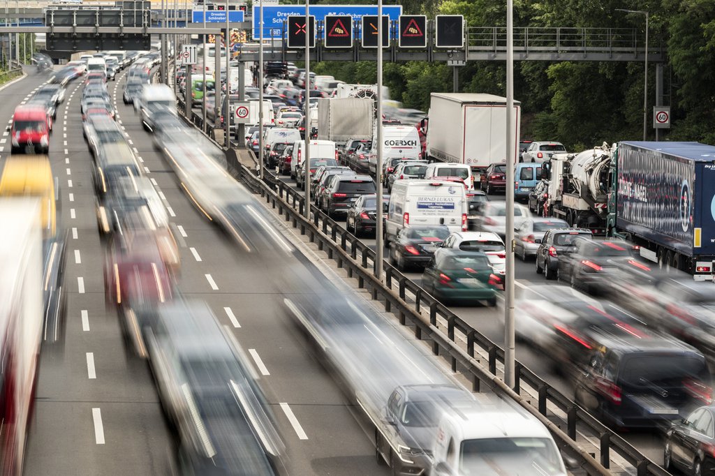 The HBEFA provides information on how many grams of pollutants road vehicles emit per kilometer, for example here in rush hour traffic in Berlin, Germany. (Photo: Keystone/LAIF/Paul Langrok/Zenit)