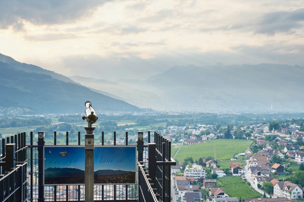 Lang- und kurzfristige Entwicklungen von Liechtenstein im Blick: Das «National Inventory Document» hält die Treibhausgasemissionen seit 1990 im Detail fest. (Foto: Stephen H / Unsplash)