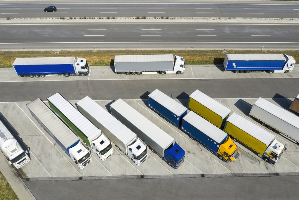 Komplexe Flottenumstellung: Bei E-Schwerlastfahrzeugen müssen Reichweite, Ladekapazität und Ladezeit zum spezifischen Anwendungsfall passen – Blick in die Produktions- und Montagehalle von Projektpartner Designwerk Technologies. (Foto: Keystone-SDA)