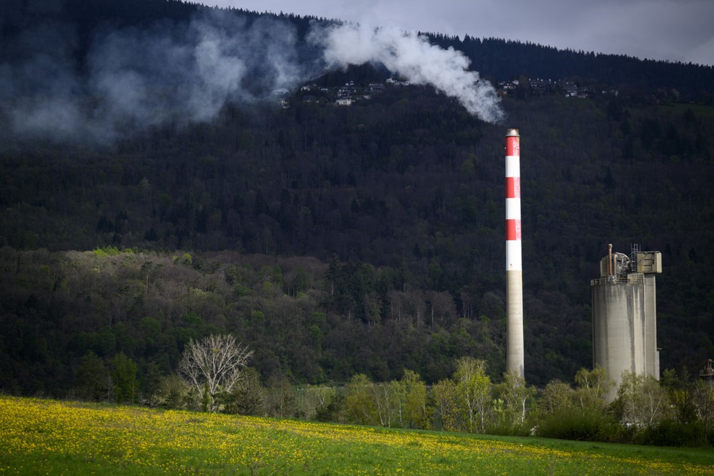 Cimenterie de Cornaux (NE) : en tant que secteur très polluant, l'industrie du ciment participe au système suisse d'échange de quotas d'émission. (Photo: Keystone / Laurent Gilliéron)