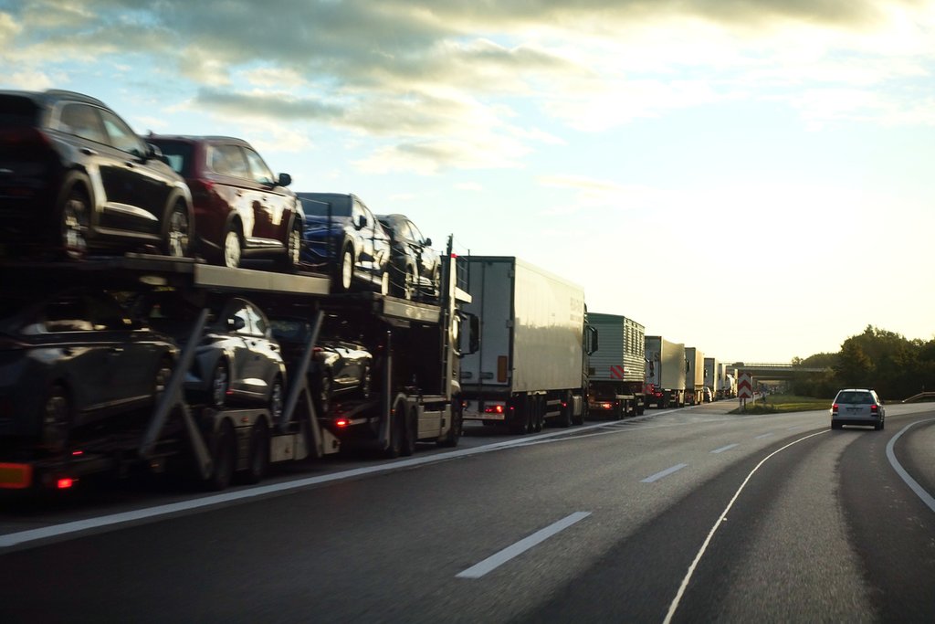 Eine Ausweitung der Lkw-Maut auf alle Strassen erhöht die Verursachergerechtigkeit und leistet einen Beitrag zur Verkehrsinfrastrukturfinanzierung. (Foto: Keystone-SDA)