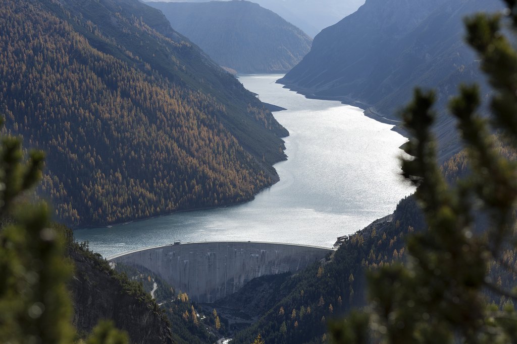 Vorne Schweiz, hinten Italien: Der Lago die Livigno ist ein Speichersee – der grösste Teil liegt in Italien, das Ostufer mit der Staumauer befindet sich in der Schweiz. (Foto: Keystone-SDA)