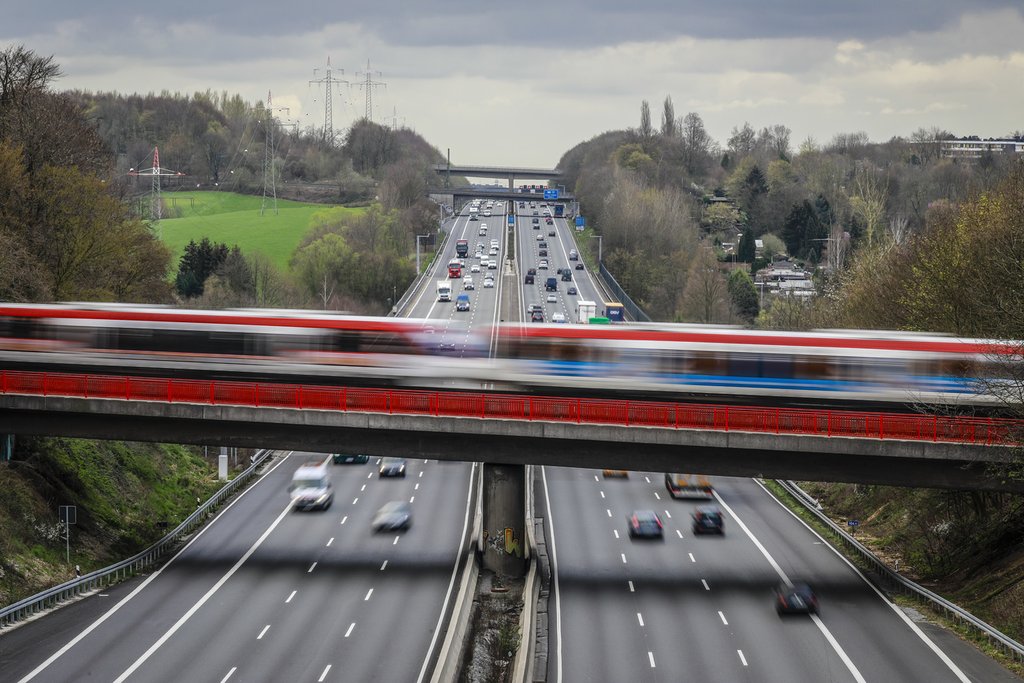Die Verkehrswende kann positive Impulse für die Volkswirtschaft liefern – es sind jedoch signifikante Investitionen notwendig (Foto: Keystone-SDA / Mauritius Images, Robert Oberhaeuser)